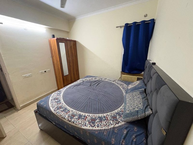 Private room available in a 3 BHK flat in Gaur City 2