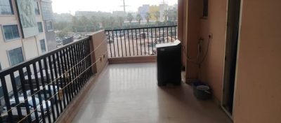 Private room available in a 3 BHK flat in Gaur City 2