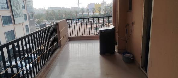 Private room available in a 3 BHK flat in Gaur City 2