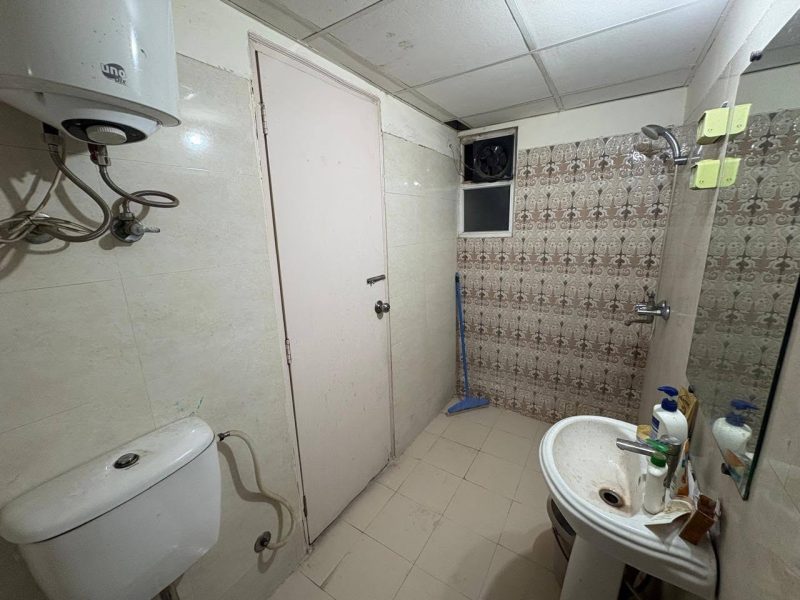 Private room available in a 3 BHK flat in Gaur City 2